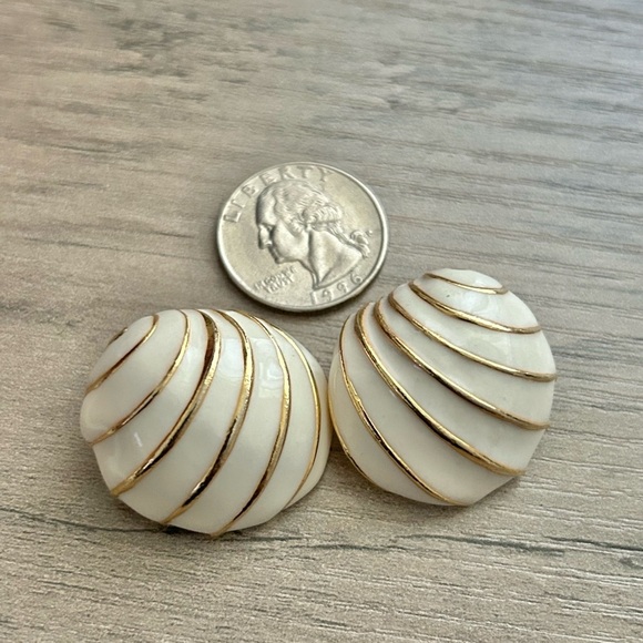 Vintage Cream and Gold Clip On Seashell Earrings - Picture 4 of 7